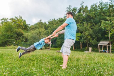 yeşil alan adam iplik çocuğa. iskambil çevrede