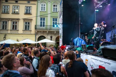 Lviv, Ukrayna - 7 Eylül 2018: şehir konser müzik dinleme kalabalık insanlar
