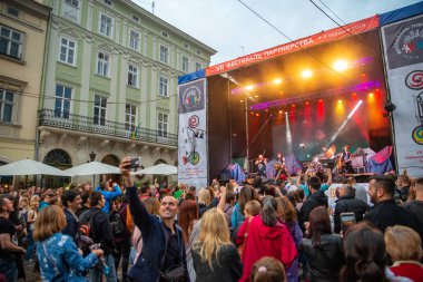 Lviv, Ukrayna - 7 Eylül 2018: şehir konser müzik dinleme kalabalık insanlar