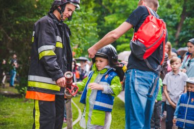 Lviv, Ukrayna - Temmuz 17,2018: park ile yürüyüş çocukları olan aileler. profesyonel çocuklar gün
