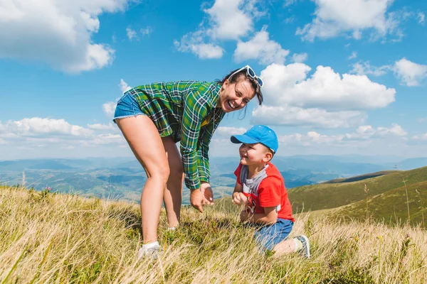 Mãe com filho no topo da montanha. bela paisagem vista — Fotografia de Stock