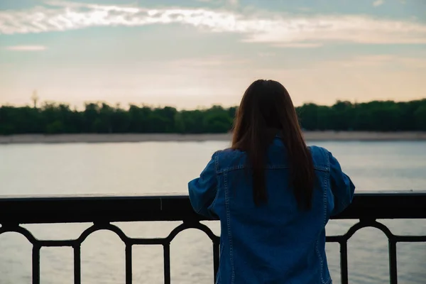 Mujer mirando al amanecer sobre el río . —  Fotos de Stock