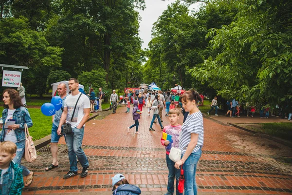 Lvov, Ukrajina - Červenec 17,2018: rodiny s dětmi, procházky v parku. profesionální děti den — Stock fotografie