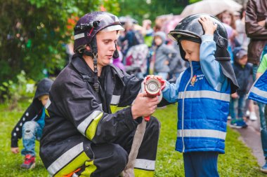Lviv, Ukrayna - Temmuz 17,2018: park ile yürüyüş çocukları olan aileler. profesyonel çocuklar gün