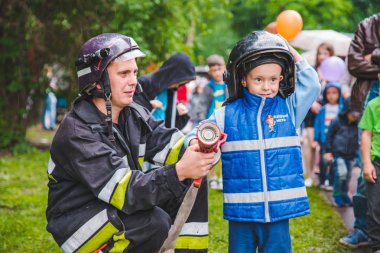 Lviv, Ukrayna - Temmuz 17,2018: park ile yürüyüş çocukları olan aileler. profesyonel çocuklar gün