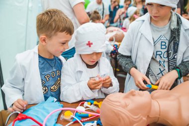 Lviv, Ukrayna - Temmuz 17,2018: park ile yürüyüş çocukları olan aileler. profesyonel çocuklar gün