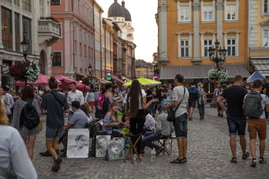 Lviv, Ukrayna - 5 Temmuz 2018: kalabalık turizm şehir merkezi