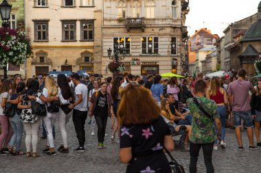 Lviv, Ukrayna - 5 Temmuz 2018: kalabalık turizm şehir merkezi