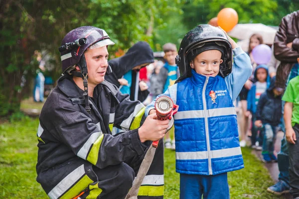 Lwów, Ukraina - lipca 17,2018: rodziny z dzieci spaceru przez park. dzień dzieci profesjonalne — Zdjęcie stockowe