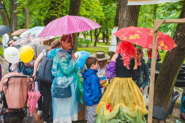 LVIV, UCRANIA - 17 de julio de 2018: familias con niños caminando por el parque. día profesional de los niños — Foto de Stock