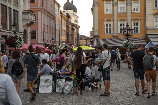 Lviv, Ukrajna - július 5, 2018: zsúfolt idegenforgalmi városközpont — Stock Fotó