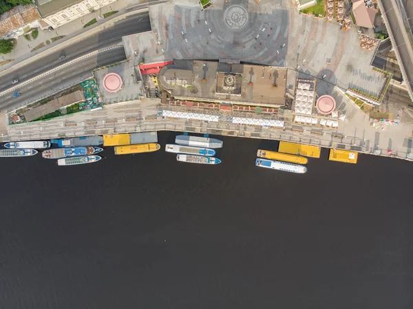 Vista aérea da baía do rio com navios. lugar público — Fotografia de Stock