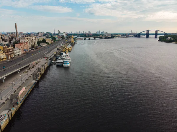 Flygfoto över staden vid floden. rivershore. kopia utrymme — Stockfoto