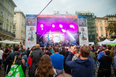 Lviv, Ukrayna - 7 Eylül 2018: insanlar şehir konser müzik dinleme