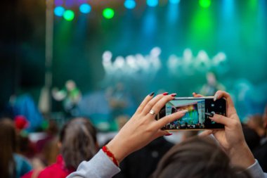 Lviv, Ukrayna - 7 Eylül 2018: insanlar şehir konser müzik dinleme