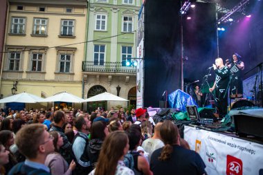 Lviv, Ukrayna - 7 Eylül 2018: şehir konser müzik dinleme kalabalık insanlar