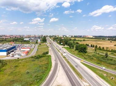 Lviv, Ukrayna-10 Temmuz 2018: otoyol havadan görünümü. Yaz saati