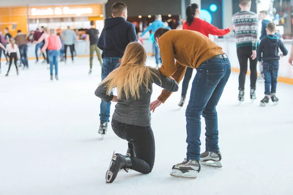 LVIV, UKRAINE - 3 février 2019 : les gens patinent sur la patinoire dans un centre commercial — Photo