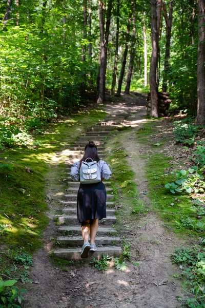 Femme marchant par de vieux escaliers en forêt — Photo