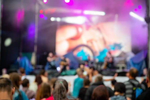 Folla persone che ascoltano musica da concerto in città — Foto Stock