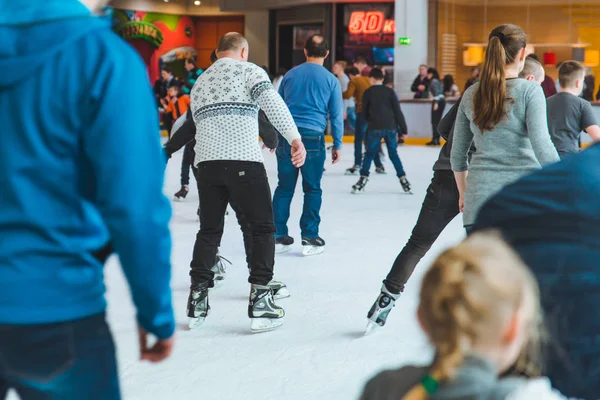 LVIV, यूक्रेन 3 फरवरी 2019: शहर के मॉल में स्की रिंक पर स्केटिंग करने वाले लोग — स्टॉक फ़ोटो, इमेज