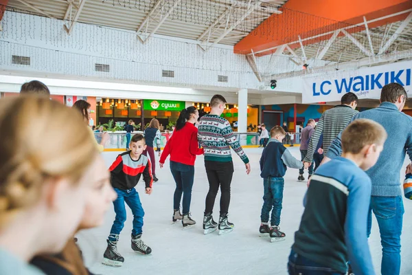 Lviv, Ukraine - 3. Februar 2019: Eislaufen auf der Skihütte in der City Mall — Stockfoto