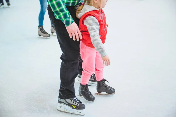 Lvov, Ukrajina - 3. února 2019: lidé Bruslení na lyžařský stadion v city mall — Stock fotografie