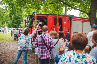 Lviv, Ukrayna - Temmuz 17,2018: park ile yürüyüş çocukları olan aileler. profesyonel çocuklar gün