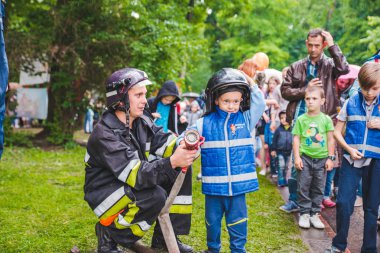 Lviv, Ukrayna - Temmuz 17,2018: park ile yürüyüş çocukları olan aileler. profesyonel çocuklar gün