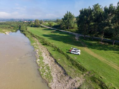 Araba dağlar Nehri yakınında kamp çadırı
