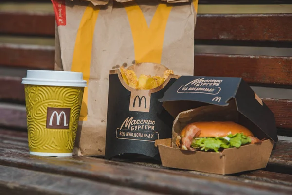 Lviv, Oekraïne-28 februari 2019: hamburger in doos met frituren aardappelen Coffee Cup. Fast Food — Stockfoto