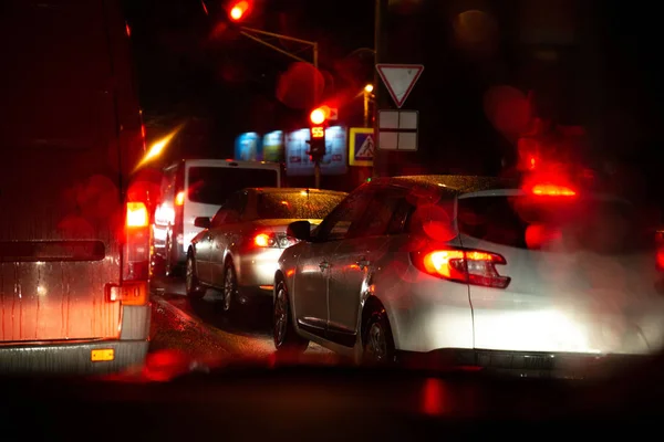 Traffic lights cars at night city roads — Stock Photo, Image