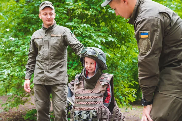 Λβιβ, Ουκρανία - Ιούλιος 17,2018: Οικογένειες με παιδιά με τα πόδια από το πάρκο. ημέρα επαγγελματικού παιδιών — Φωτογραφία Αρχείου