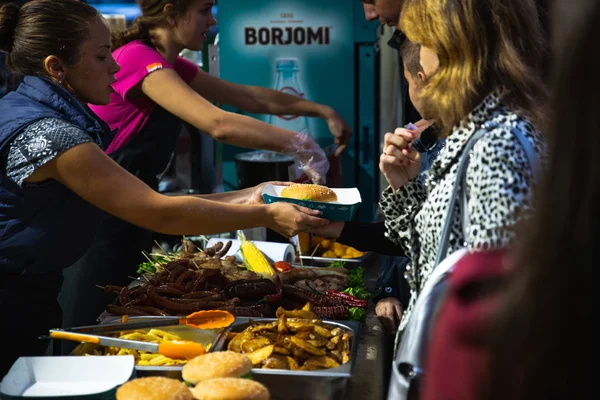 乌克兰利沃夫----2018年9月15日: 街头食品概念。选择快餐的人 — 图库照片