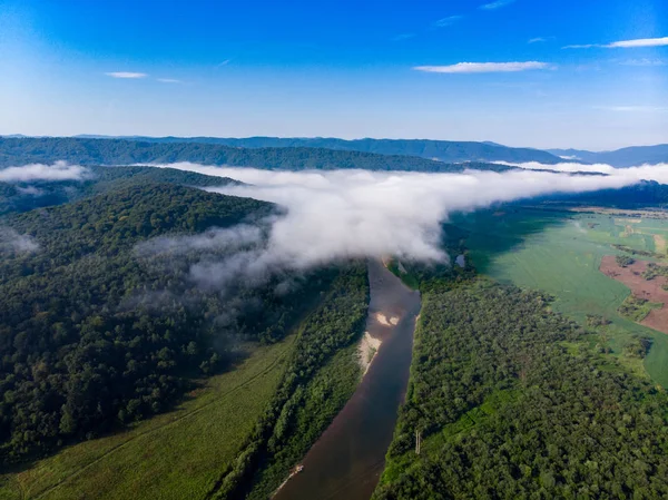 Luftaufnahme Landschaft der Berge mit Fluss und Wolken — Stockfoto