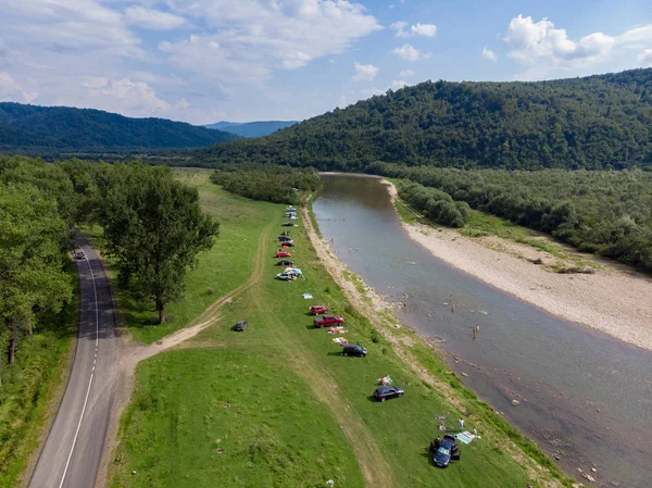 Camping tält med bil nära bergen river — Stockfoto