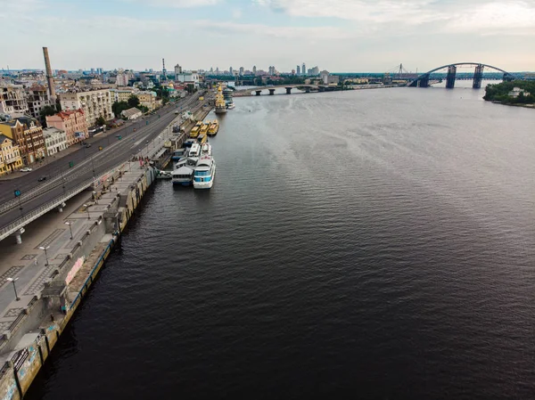 Flygfoto över staden vid floden. rivershore. kopia utrymme — Stockfoto