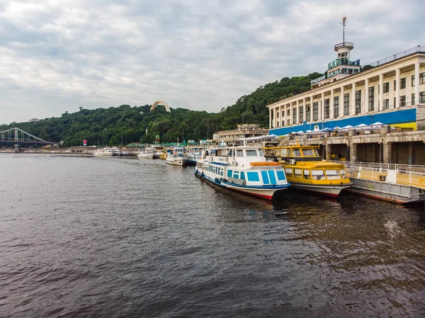 Turism båtar i flod bryggan på bakgrunden — Stockfoto