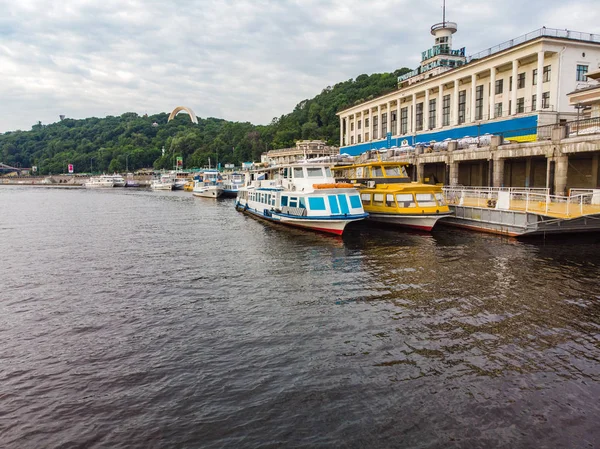 Turism båtar i flod bryggan på bakgrunden — Stockfoto
