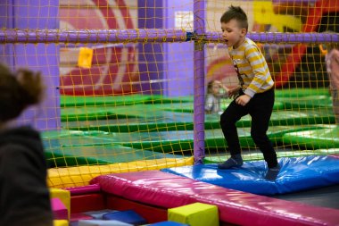 küçük çocuk anaokulu odasında oynuyor