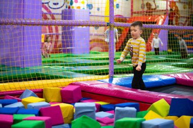 küçük çocuk anaokulu odasında oynuyor