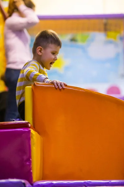 Niño pequeño deslizándose en el parque del jardín de infantes — Foto de Stock