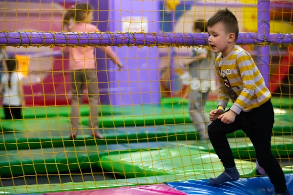 Niño pequeño jugando en la sala de jardín de infantes — Foto de Stock