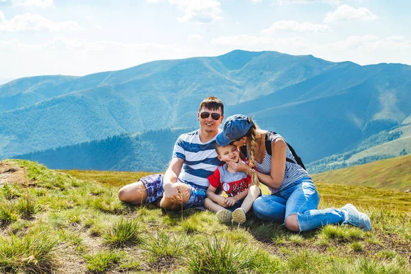 Jovem família no topo do pico. conceito de viagem — Fotografia de Stock