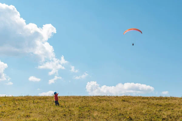 Bergen fritidsaktiviteter. skärmflygning. sommartid — Stockfoto