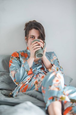 Sabahları çay içme pijama genç kadın