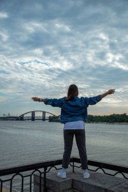 Sunrise Nehri üzerinde arayan kadın.