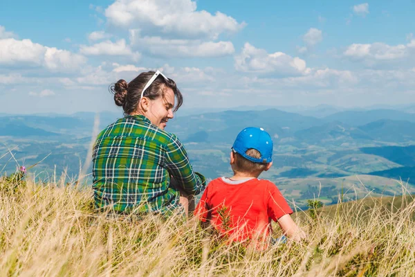 Mãe com filho no topo da montanha. bela paisagem vista — Fotografia de Stock