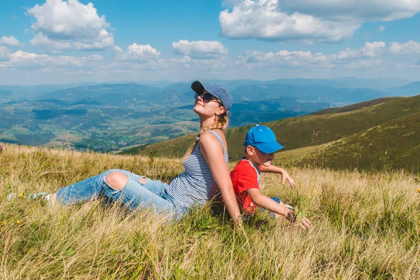 Anne ile oğlu dağın zirvesinde. güzel manzaralı — Stok fotoğraf