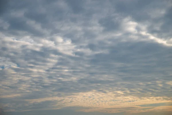 Небо с облаками текстуры на восходе солнца — стоковое фото